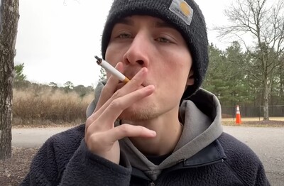 Лечение зависимости от табакокурения в Судогде Мужчина с сигаретой делает затяжку